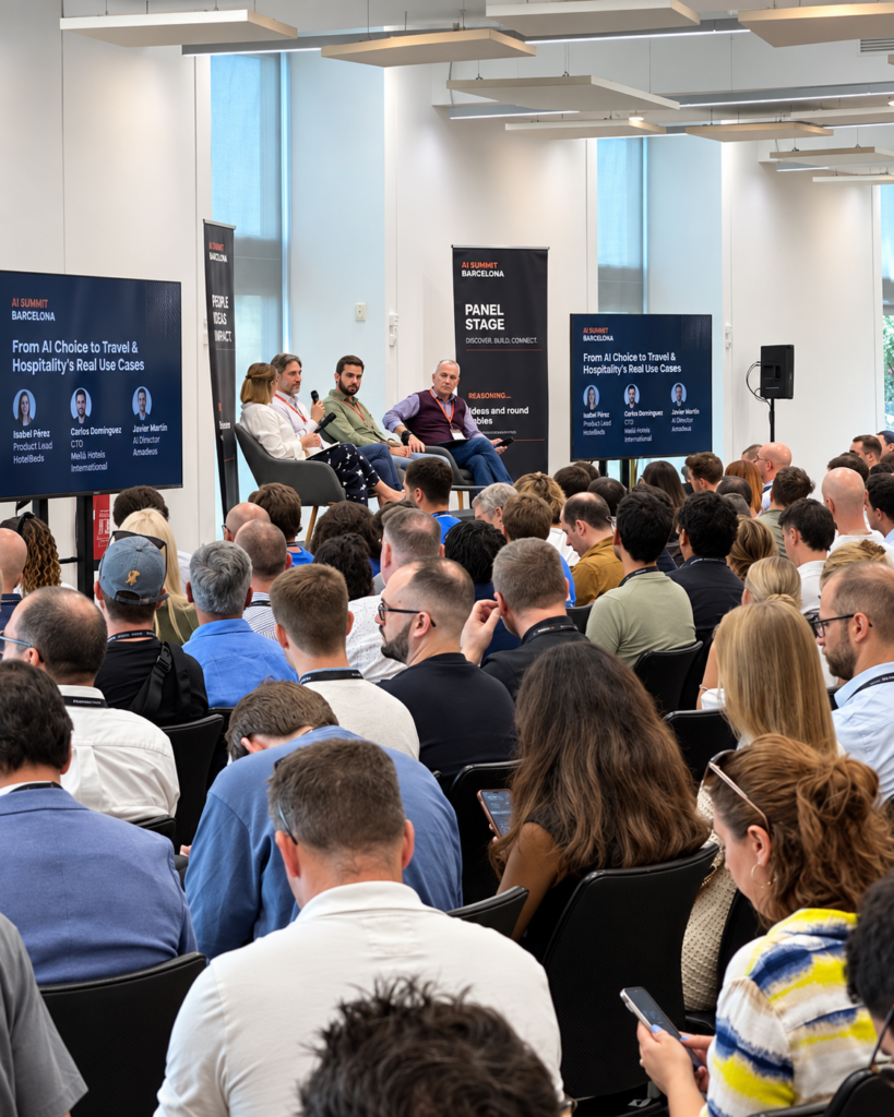 Panelgesprek en publiek tijdens AI Summit Barcelona.