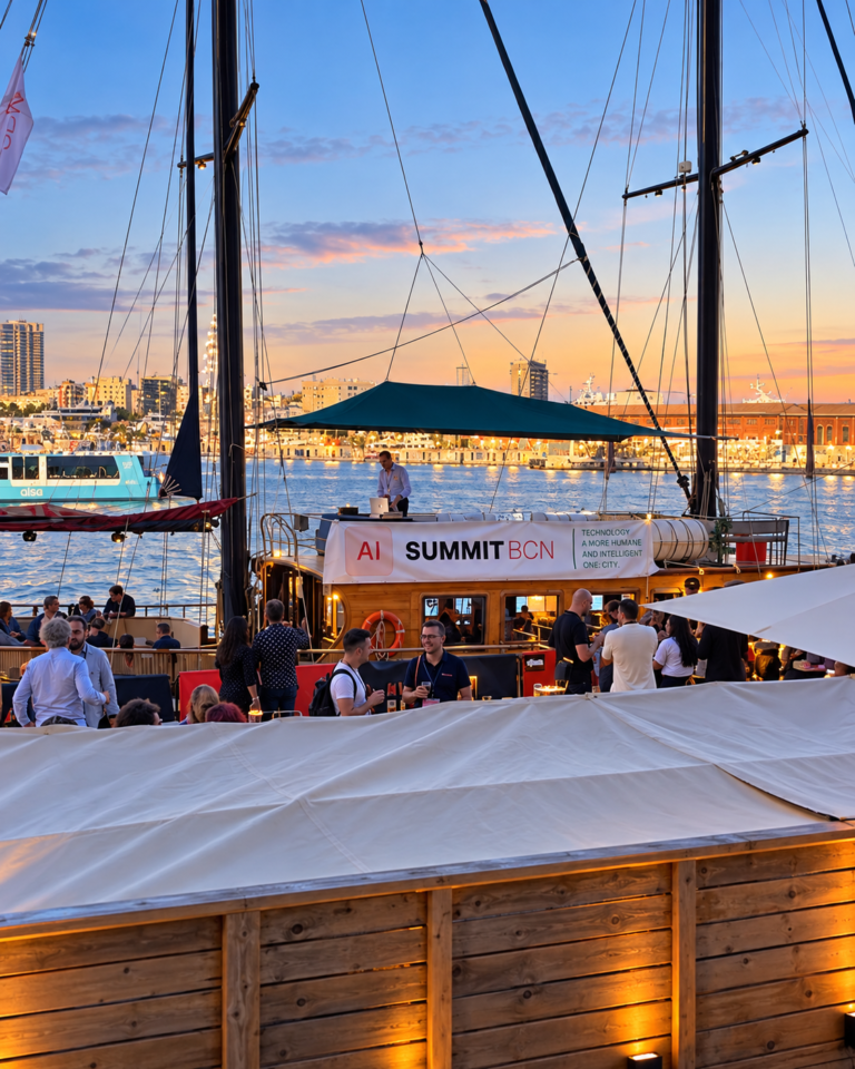 Bezoekers bij de AI Summit-bijeenkomst aan boord in de haven.