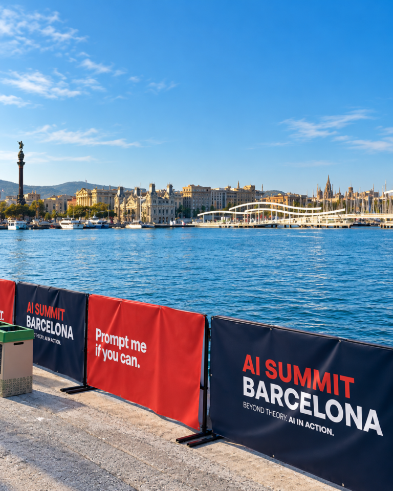 Uitzicht over de haven van Barcelona met AI Summit-banners.