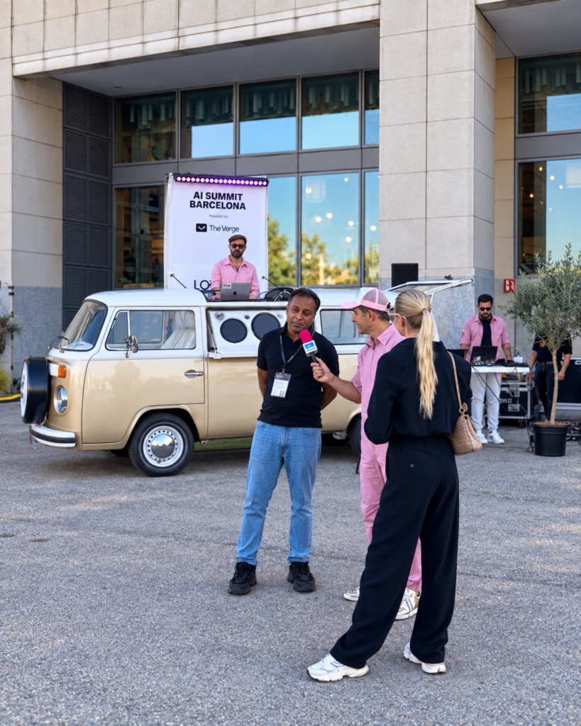 Interview buiten bij een Volkswagenbus tijdens AI Summit Barcelona.